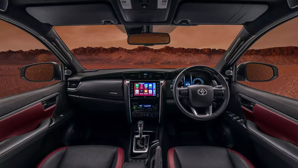 Оновлений позашляховик Toyota Fortuner вийшов із нестандартним двигуном і великим числом опцій