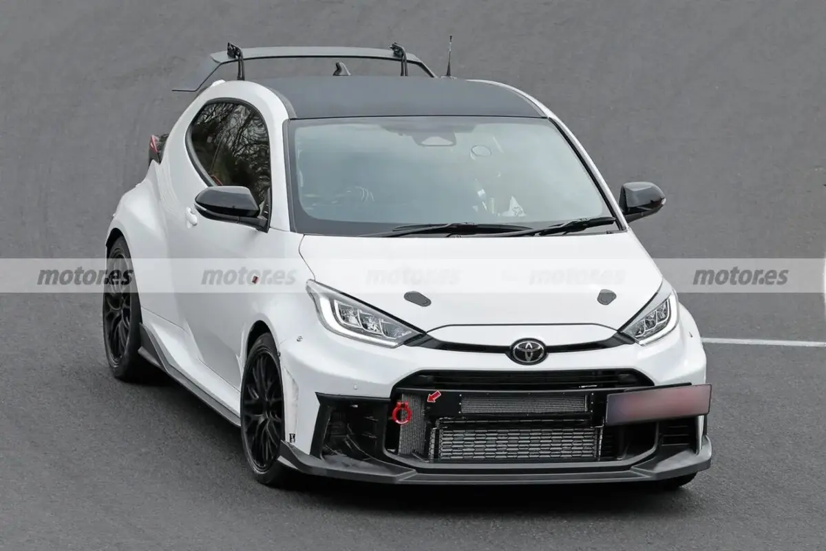 Toyota вивела на тести дуже потужний GRMN Yaris: за його кермом сидів онук засновника компанії