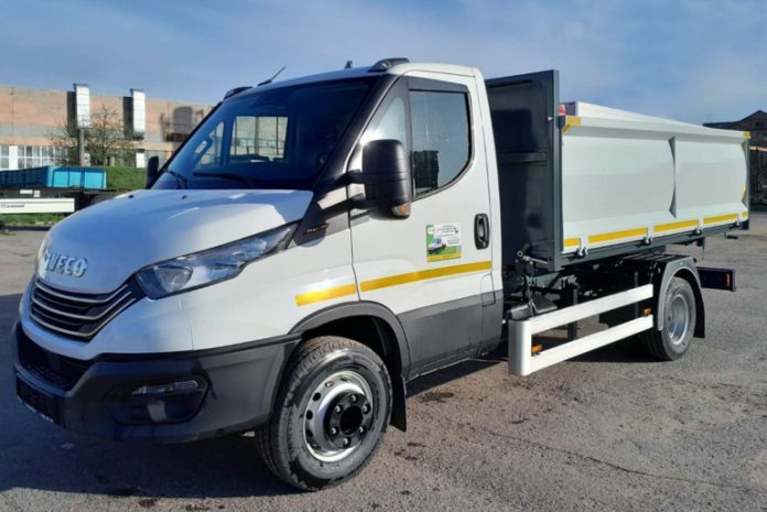 Україна почала серійне складання універсального самоскида на шасі IVECO Daily