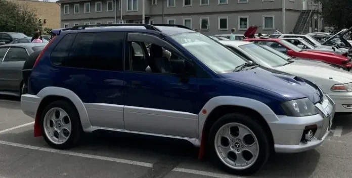 В Києві помітили рідкісний Mitsubishi 90-х років, що поєднує в собі мінівен, кросовер та спорткар