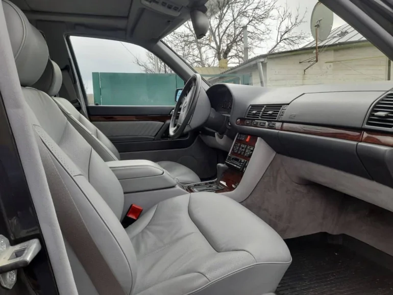 В Харкові знайшли 30-річний Mercedes-Benz S-Class майже без пробігу 