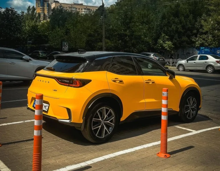 В Україну привезли оригінальний Lexus з витратою палива 3,8 л на 100 км 
