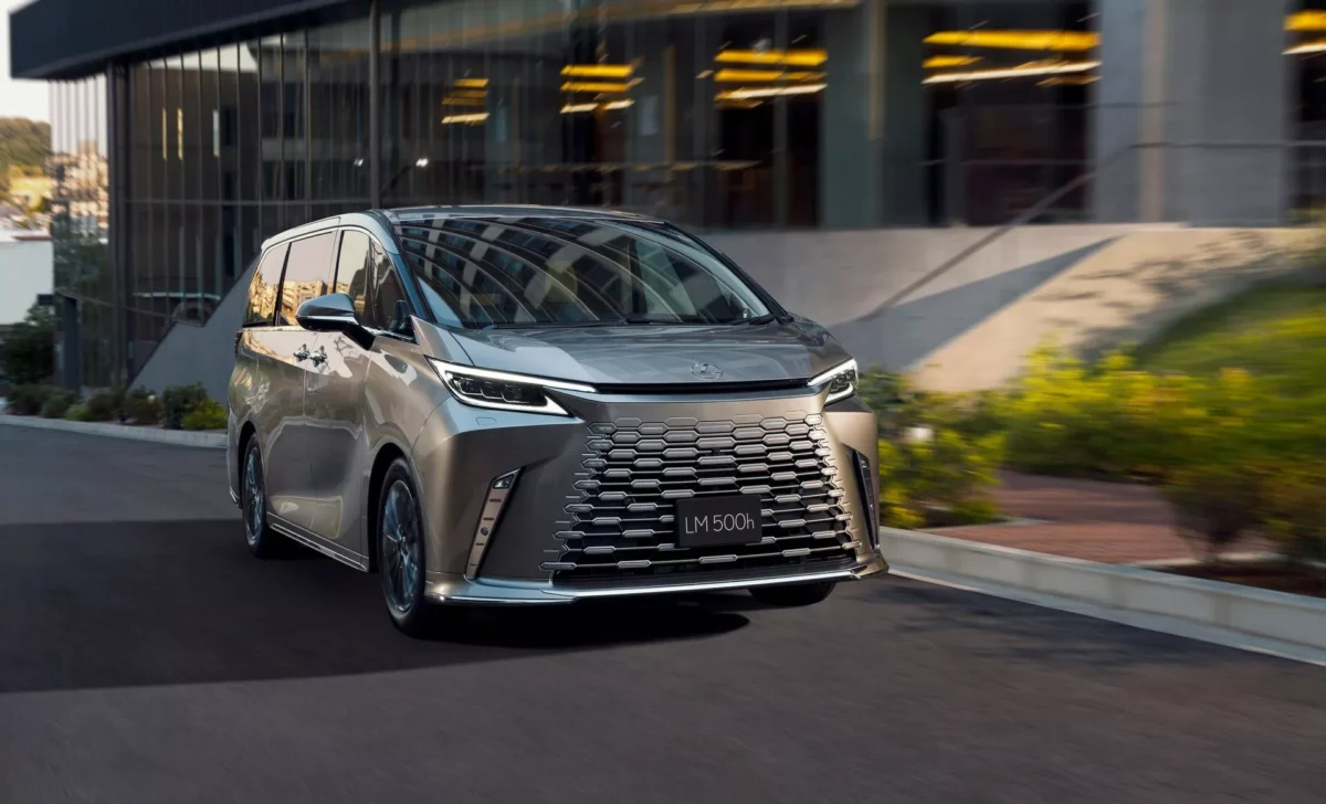 Lexus випускає "дешеву" версію мінівена LM: 6 місць, висувний телевізор і комфортні сидіння