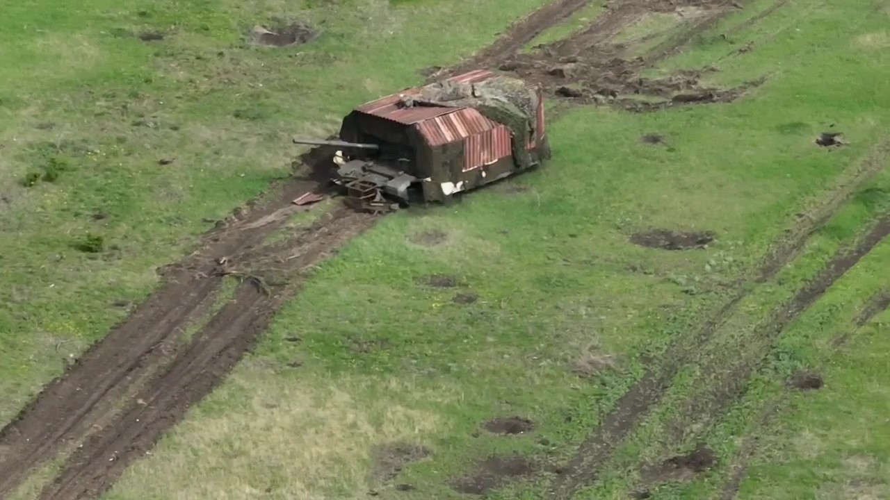 Наступають в «сараях»: окупанти вигадали нову броню для танка