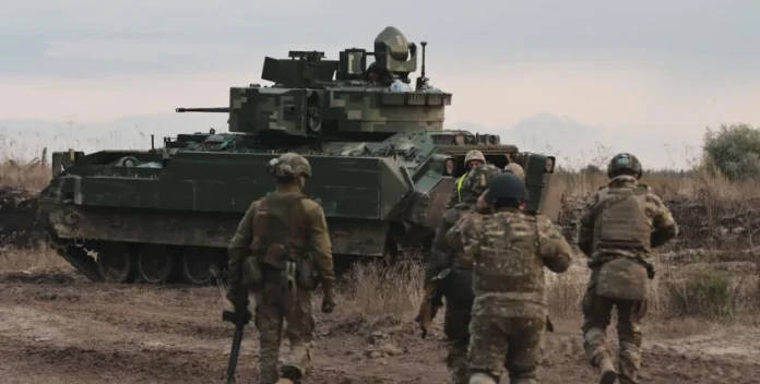 Важлива для контрнаступу техніка скоро з’явиться в Україні: США передають сотні БМП Bradley та БТРи M113