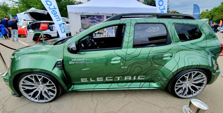 Новий електричний Dacia Duster з двигуном від Nissan показали на AutoFEST 2024