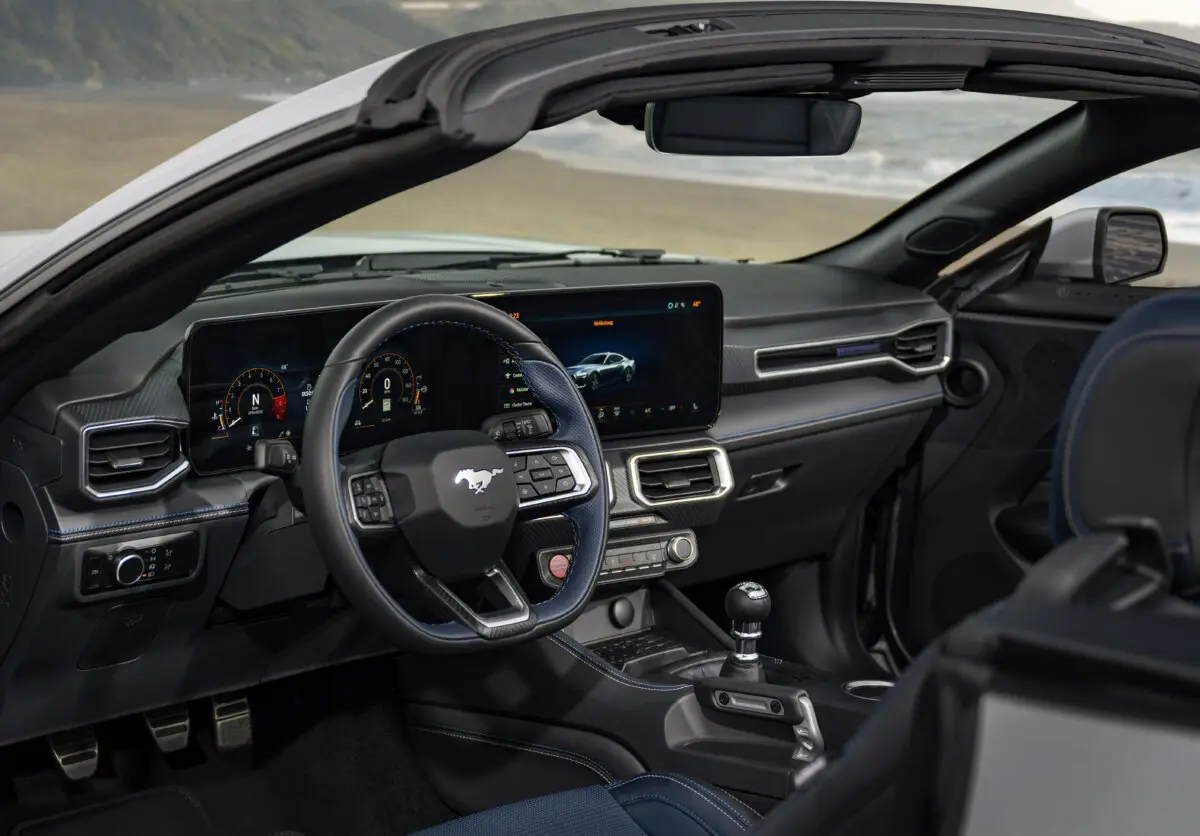 Глава компанії Ford поділився інформацією про те, як розвиватиметься Mustang. Зокрема, він виключив ймовірність появи повністю електричної версії цієї моделі. Однак він підтвердив, що масл-кар отримає кілька нових кузовів. Усі майбутні версії Ford Mustang 2024 року будуть схожими на актуальне 4-дверне купе в частині дизайну, але не оснащення. З чуток, незабаром компанія випустить продуктивний седан. Поява цієї та інших модифікацій Mustang багато в чому зумовлена тим, що дана модель є одним із найбільш продаваних автомобілів американської марки у світі (фото: Ford). При цьому компанія, незважаючи на активну розробку екологічно чистих машин, продовжить випускати масл-кар з двигуном V8 і механічною КПП. При цьому Ford розглядає варіант із гібридним Mustang. Водночас немає жодної інформації про те, якими характеристиками вирізнятиметься такий автомобіль. Але, ймовірно, він буде потужнішим за свого попередника, оскільки Ford робить ставку на продуктивність. Тому, можливо, автомобіль отримає одразу 2 електромотори. Відмова від розробки електричного Mustang цікава ще й тим, що основні конкуренти цієї моделі скоро перетворяться на електрокари. Але, можливо, Ford планує перевести масл-кар в інший сегмент ринку, зробивши його однокласником седанів преміальних німецьких марок.
