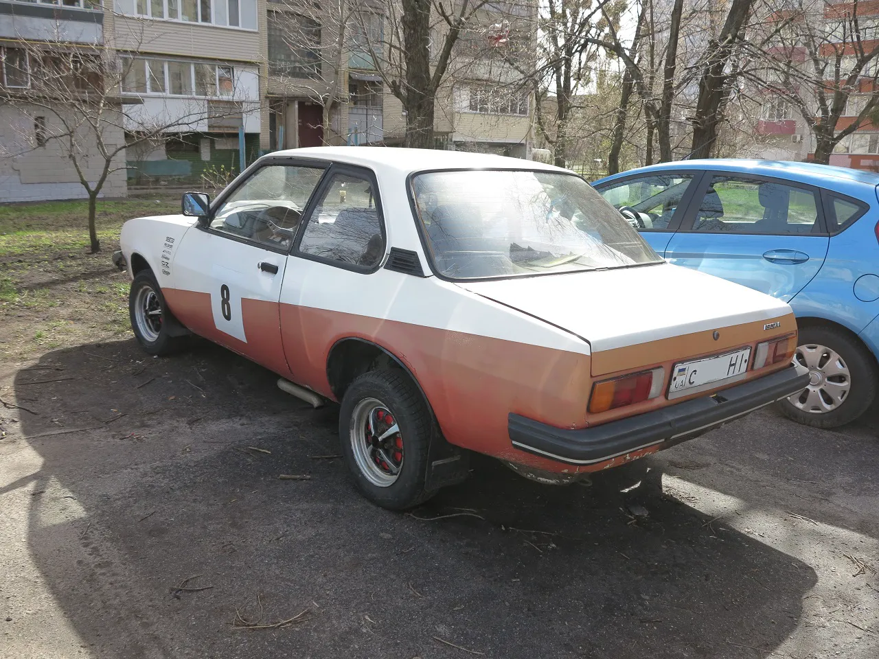 Opel з «горбом»: в столиці помітили рідкісний ралійний екземпляр