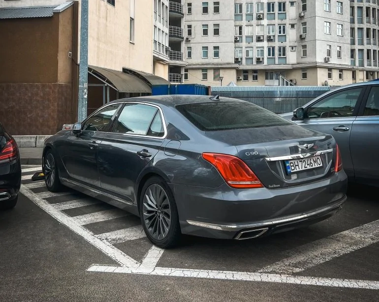 Розкішна класика: в столиці помітили преміальний седан Hyundai 