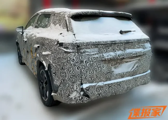 BYD вивів на тести новий кросовер Song L, який абсолютно несхожий на свого електричного побратима