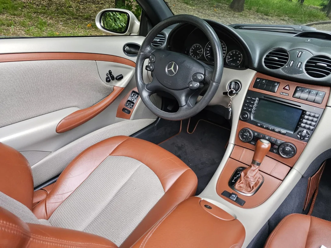 В світі таких лише 100: в Україні помітили рідкісний кабріолет Mercedes родом з 2000-х 