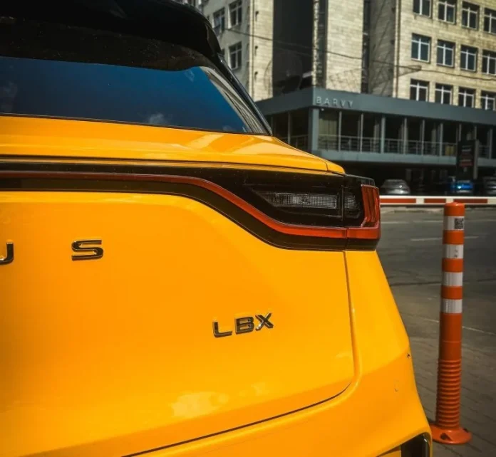 В Україну привезли оригінальний Lexus з витратою палива 3,8 л на 100 км