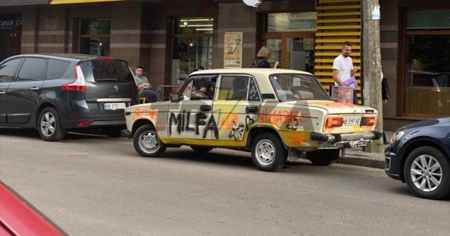 Тюнінг в стилі графіті: у Рівному помітили уніальний ВАЗ