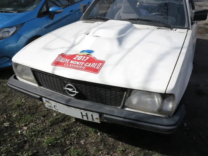 Opel з «горбом»: в столиці помітили рідкісний ралійний екземпляр