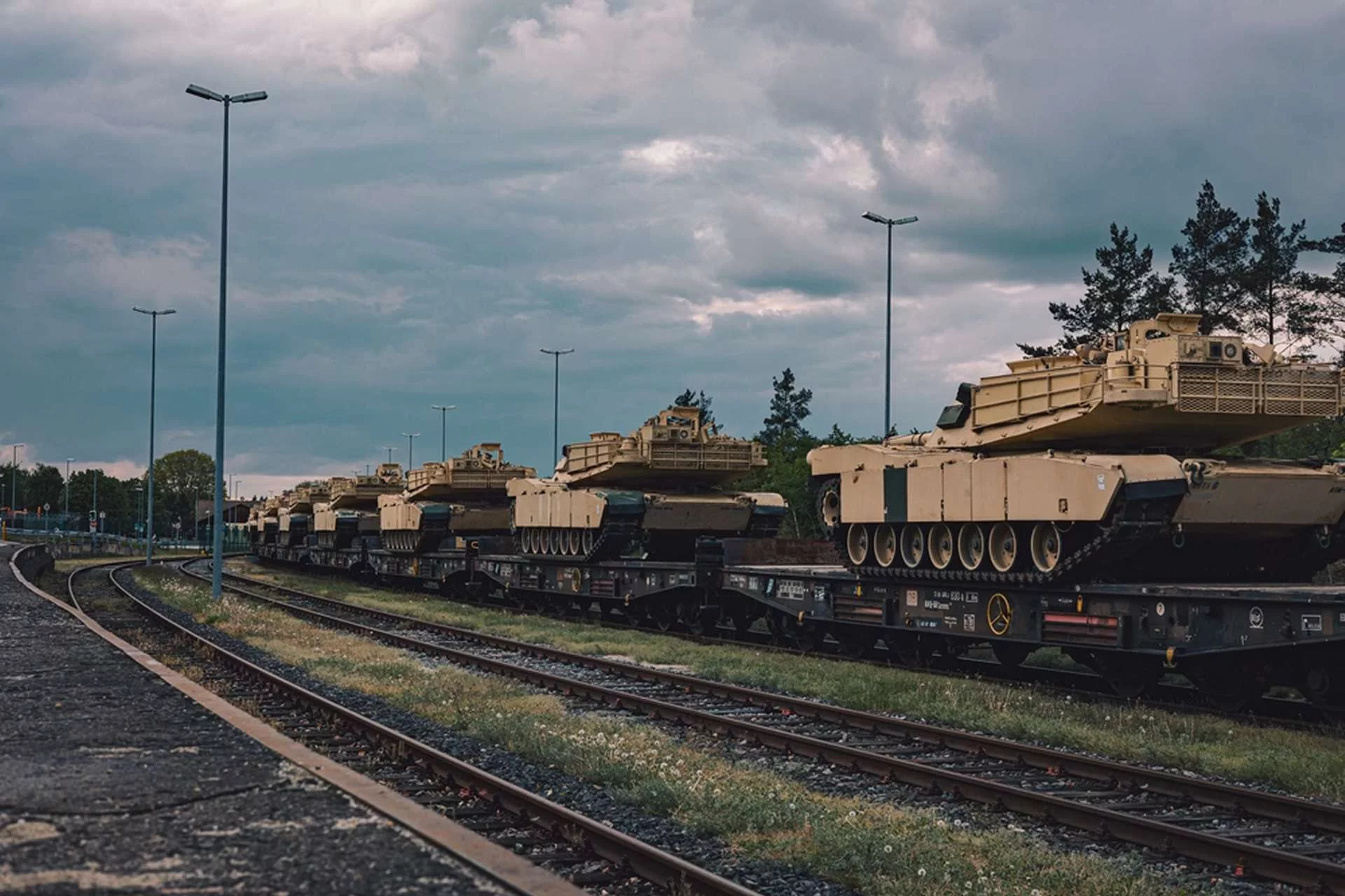 Американські танки M1A1 Abrams, необхідні для навчання Збройних сил України, прибули залізницею до німецького Графенвера