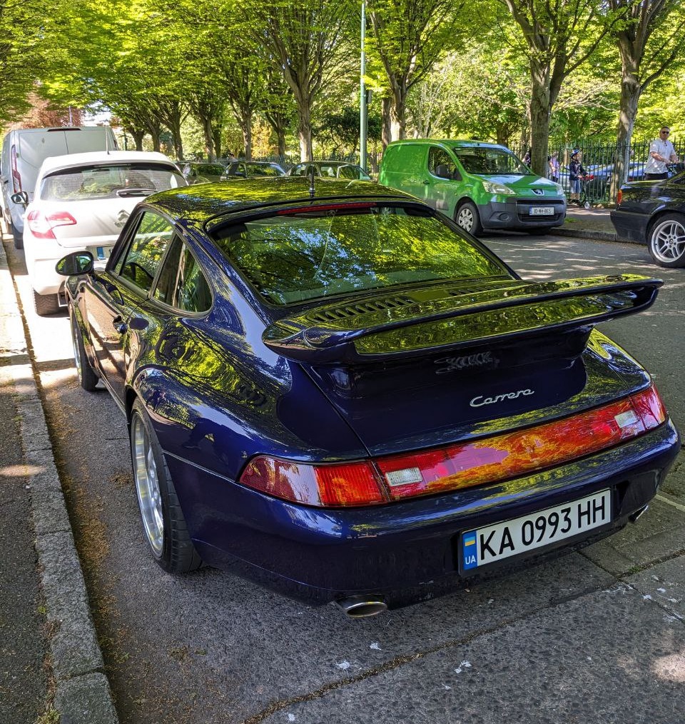 В Ірландії помітили Porsche Carrera 90-х на київських номерах 