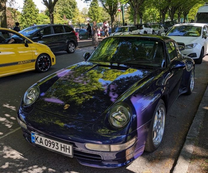 В Ірландії помітили Porsche Carrera 90-х на київських номерах