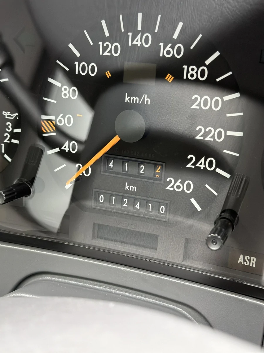 В Харкові знайшли 30-річний Mercedes-Benz S-Class майже без пробігу 