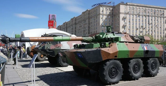 Росія демонструє трофейний AMX-10RCR французького виробництва, який використовується українською армією