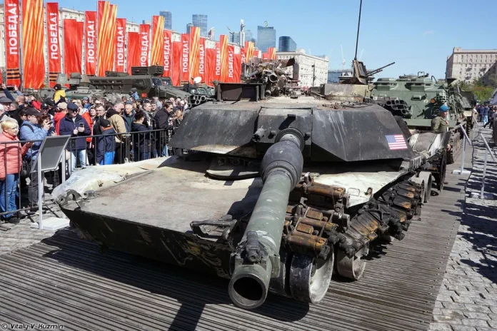 У підмосковному Парку Перемоги російські збройні сили показали трофейний американський основний бойовий танк української армії Abrams M1A1