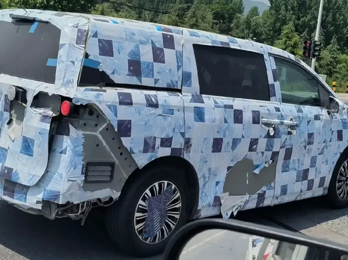 До дебюту готується ще одна китайська новинка, створена за участю Mercedes: перші фото мінівена BYD DYNASTY