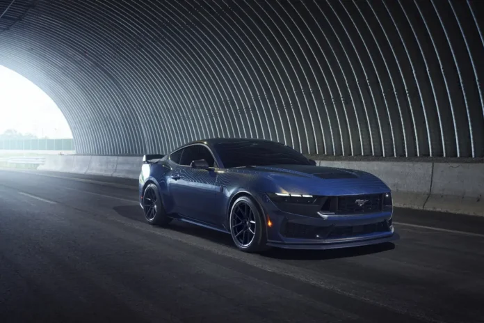 Глава компанії Ford поділився інформацією про те, як розвиватиметься Mustang. Зокрема, він виключив ймовірність появи повністю електричної версії цієї моделі. Однак він підтвердив, що масл-кар отримає кілька нових кузовів. Усі майбутні версії Ford Mustang 2024 року будуть схожими на актуальне 4-дверне купе в частині дизайну, але не оснащення. З чуток, незабаром компанія випустить продуктивний седан. Поява цієї та інших модифікацій Mustang багато в чому зумовлена тим, що дана модель є одним із найбільш продаваних автомобілів американської марки у світі (фото: Ford). При цьому компанія, незважаючи на активну розробку екологічно чистих машин, продовжить випускати масл-кар з двигуном V8 і механічною КПП. При цьому Ford розглядає варіант із гібридним Mustang. Водночас немає жодної інформації про те, якими характеристиками вирізнятиметься такий автомобіль. Але, ймовірно, він буде потужнішим за свого попередника, оскільки Ford робить ставку на продуктивність. Тому, можливо, автомобіль отримає одразу 2 електромотори. Відмова від розробки електричного Mustang цікава ще й тим, що основні конкуренти цієї моделі скоро перетворяться на електрокари. Але, можливо, Ford планує перевести масл-кар в інший сегмент ринку, зробивши його однокласником седанів преміальних німецьких марок.