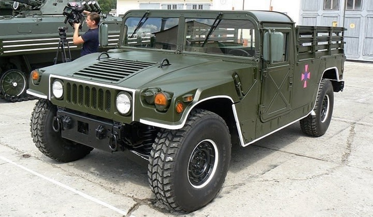 Яка в України кількість американських позашляховиків HMMWV