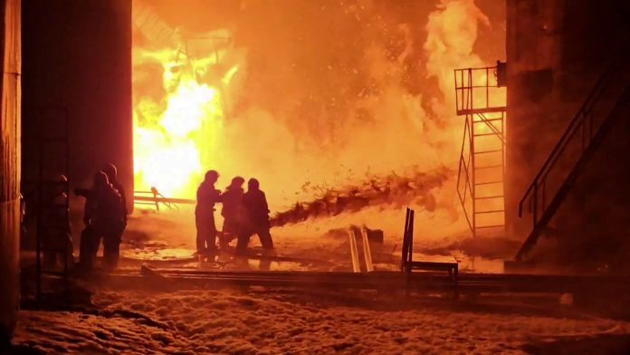Російські пожежники гасять пожежу на нафтобазі в Курській області після атаки безпілотника
