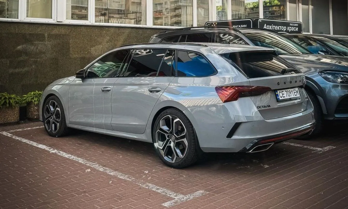 В Україні помітили преміальну Skoda Octavia RS потужністю 265 к.с.