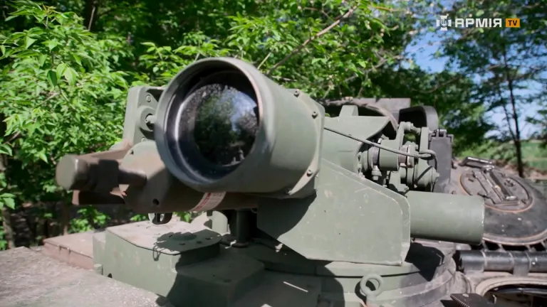  M1A1 SA також оснащений стабілізованою командною станцією озброєння (SCWS)