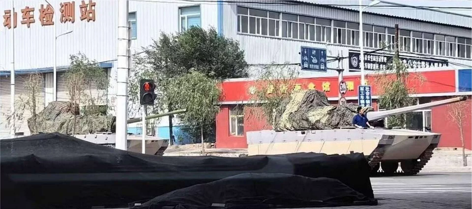 Танки, прикриті маскувальними сітками, були помічені в міському районі, можливо, вони прямували до полігону, що говорить про те, що моторна частина їх розробки вже досить просунута