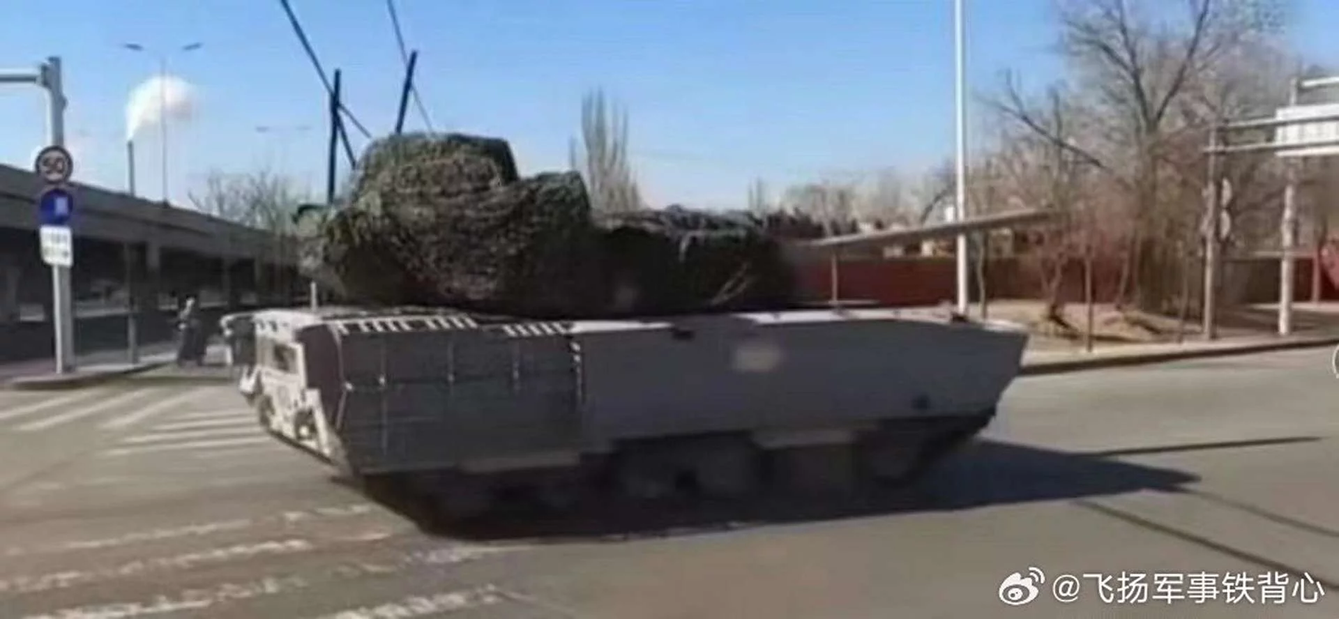 Зображення прототипів показують потенційну систему активного захисту (APS), яка забезпечує 360-градусне покриття, включаючи верхню частину, динамічну броню (ERA), протиракетні решітки та теплові кожухи на стволах зброї для зменшення теплових сигнатур.