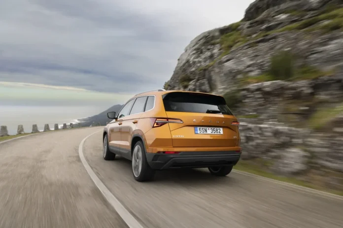 Skoda знову оновлює кросовер Karoq: додано більше опцій, але ціна стала дуже високою