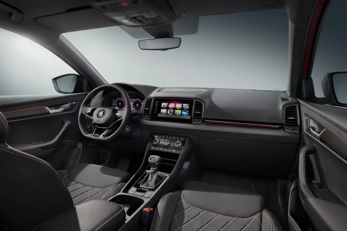 Skoda знову оновлює кросовер Karoq: додано більше опцій, але ціна стала дуже високою