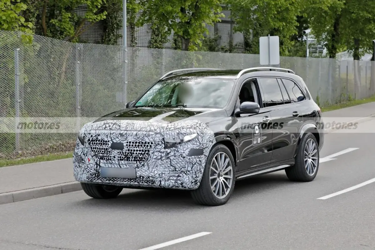 Розкішний Mercedes-Maybach GLS серйозно оновиться: перші фотографії новинки та терміни виходу на ринок
