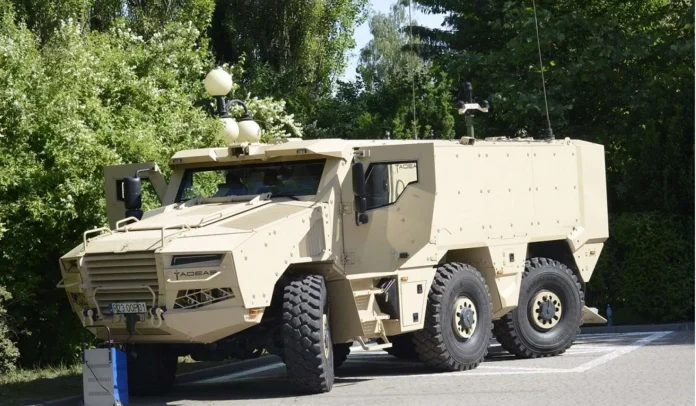 Цей варіант майбутнього Heron 6x6, який приєднується до списку машин на базі чеського шасі Tatra 815-7, призначений для використання в якості командної машини на рівні командира батальйону механізованих батальйонів або артилерійських підрозділів