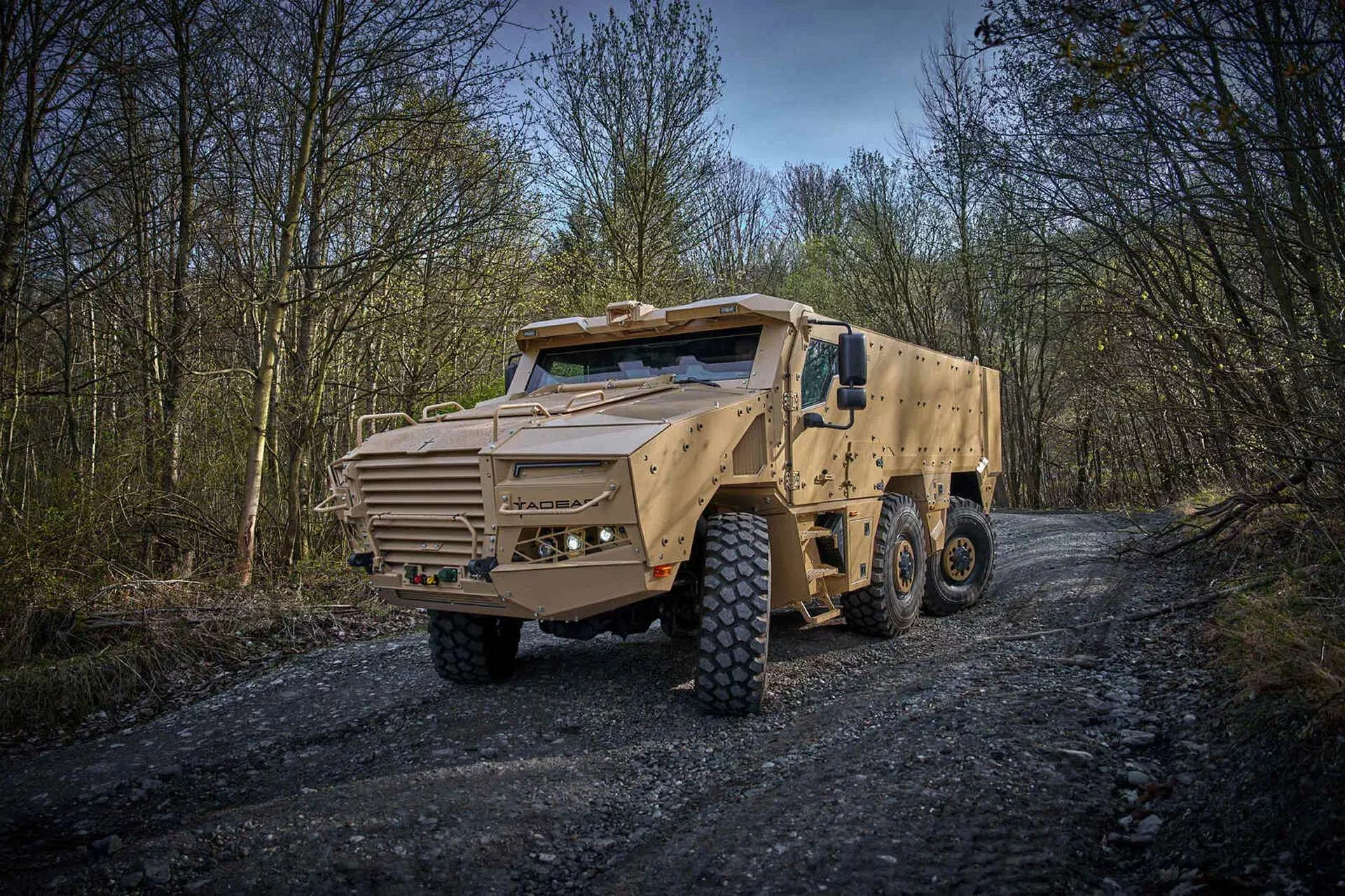 Базований на шасі Tatra Force T815-7, TADEAS 6x6 має незалежну підвіску та керовані першу та третю осі