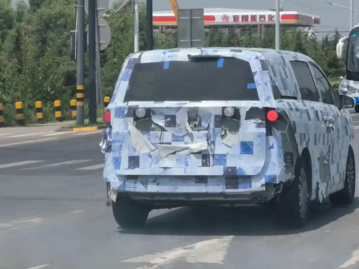 До дебюту готується ще одна китайська новинка, створена за участю Mercedes: перші фото мінівена BYD DYNASTY