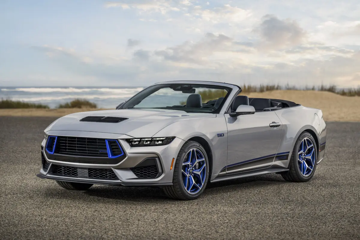 Глава компанії Ford поділився інформацією про те, як розвиватиметься Mustang. Зокрема, він виключив ймовірність появи повністю електричної версії цієї моделі. Однак він підтвердив, що масл-кар отримає кілька нових кузовів. Усі майбутні версії Ford Mustang 2024 року будуть схожими на актуальне 4-дверне купе в частині дизайну, але не оснащення. З чуток, незабаром компанія випустить продуктивний седан. Поява цієї та інших модифікацій Mustang багато в чому зумовлена тим, що дана модель є одним із найбільш продаваних автомобілів американської марки у світі (фото: Ford). При цьому компанія, незважаючи на активну розробку екологічно чистих машин, продовжить випускати масл-кар з двигуном V8 і механічною КПП. При цьому Ford розглядає варіант із гібридним Mustang. Водночас немає жодної інформації про те, якими характеристиками вирізнятиметься такий автомобіль. Але, ймовірно, він буде потужнішим за свого попередника, оскільки Ford робить ставку на продуктивність. Тому, можливо, автомобіль отримає одразу 2 електромотори. Відмова від розробки електричного Mustang цікава ще й тим, що основні конкуренти цієї моделі скоро перетворяться на електрокари. Але, можливо, Ford планує перевести масл-кар в інший сегмент ринку, зробивши його однокласником седанів преміальних німецьких марок.