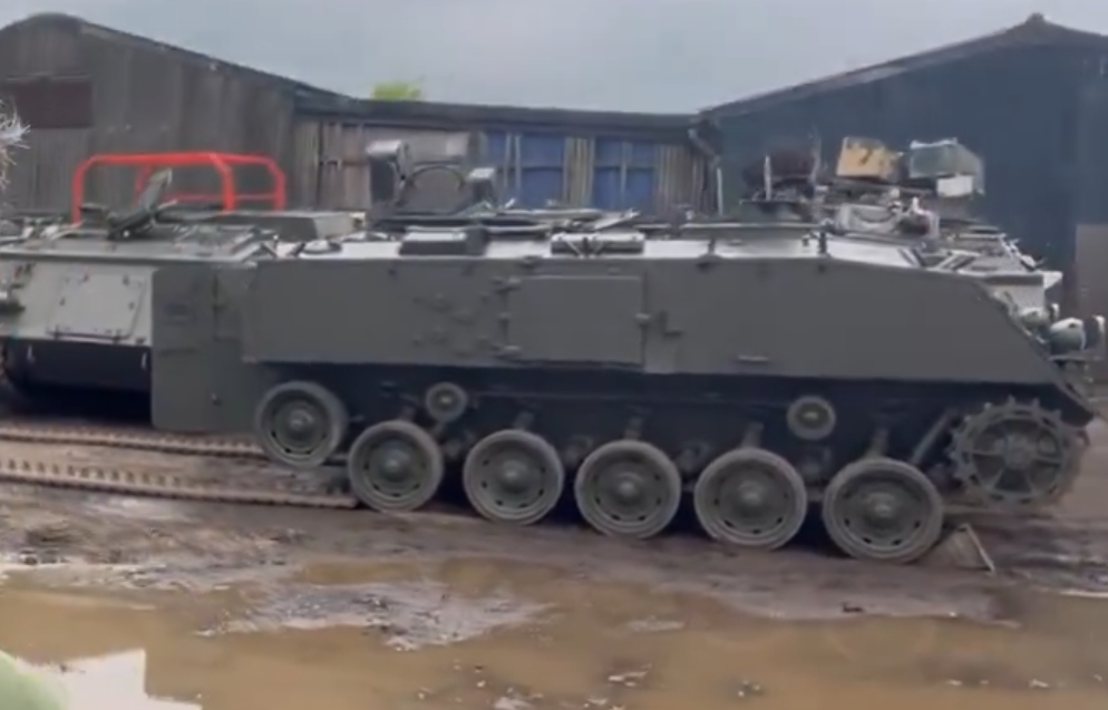Бронетранспортери FV432, які планують передати бригаді «Азов». Кадр із відео Сергія Притули