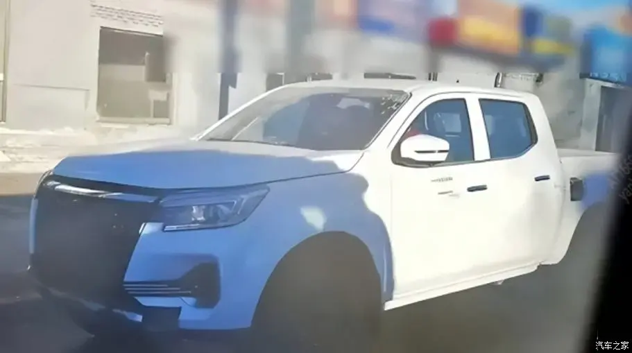 Дуже широка моторна гама, "розумний" салон і великі габарити: Nissan вивів на тести новий пікап для Китаю