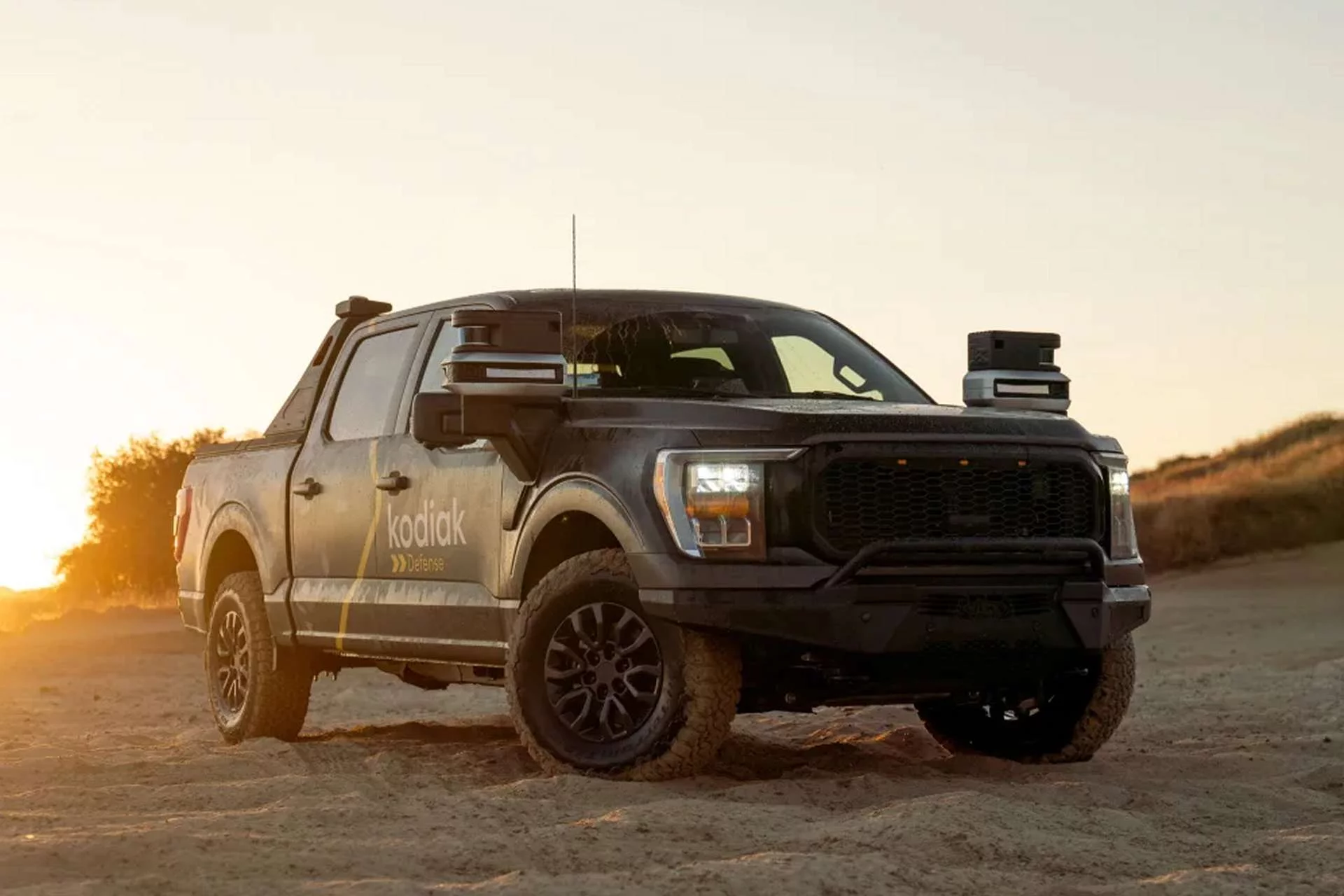 У грудні 2023 року Kodiak представив свій перший автономний тестовий автомобіль, спеціально розроблений для Міністерства оборони, Ford F-150, оснащений технологією Kodiak. (Джерело зображення: Kodiak Robotics)