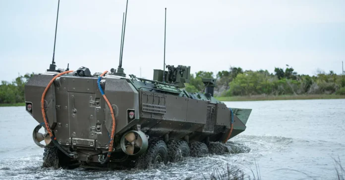 Морські піхотинці США з системного командування Корпусу морської піхоти (MARCORSYSCOM) і 2-й десантно-штурмовий батальйон 2-ї дивізії морської піхоти заганяють бойову машину-амфібію (ACV) у водойму