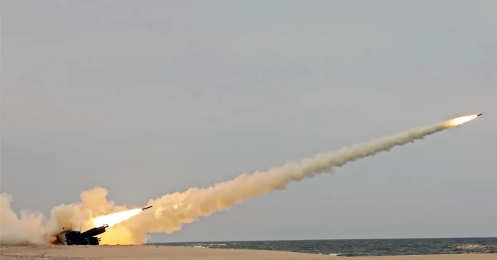 1-й батальйон 14-ї польової артилерії армії США проводить бойову стрільбу з високомобільної артилерійської ракетної системи (HIMARS) в Устці, Польща