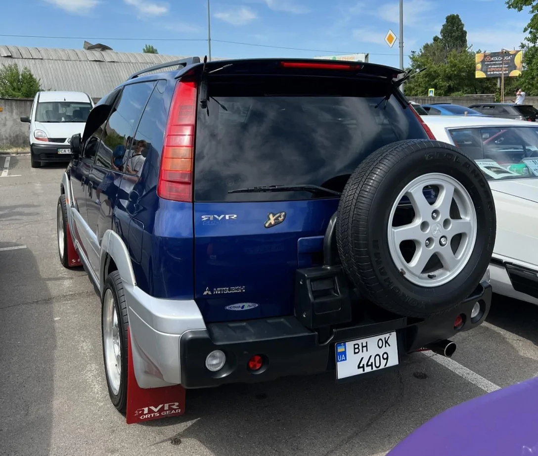В Києві помітили рідкісний Mitsubishi 90-х років, що поєднує в собі мінівен, кросовер та спорткар
