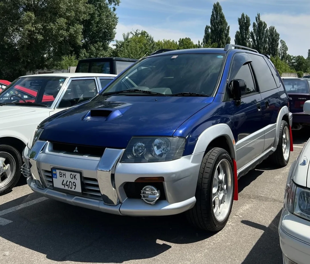 В Києві помітили рідкісний Mitsubishi 90-х років, що поєднує в собі мінівен, кросовер та спорткар