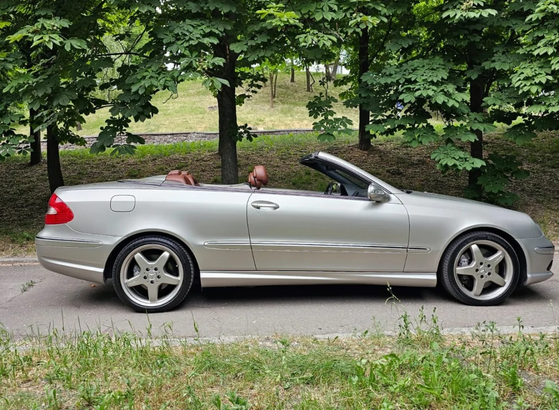 В світі таких лише 100: в Україні помітили рідкісний кабріолет Mercedes родом з 2000-х 