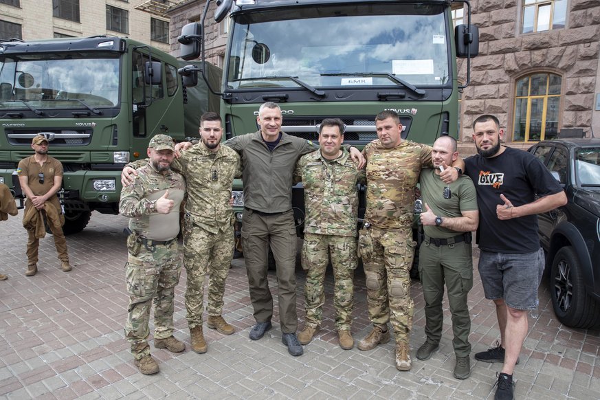 Кличко передав ЗСУ новенькі пікапи JAC та вантажівки Daewoo