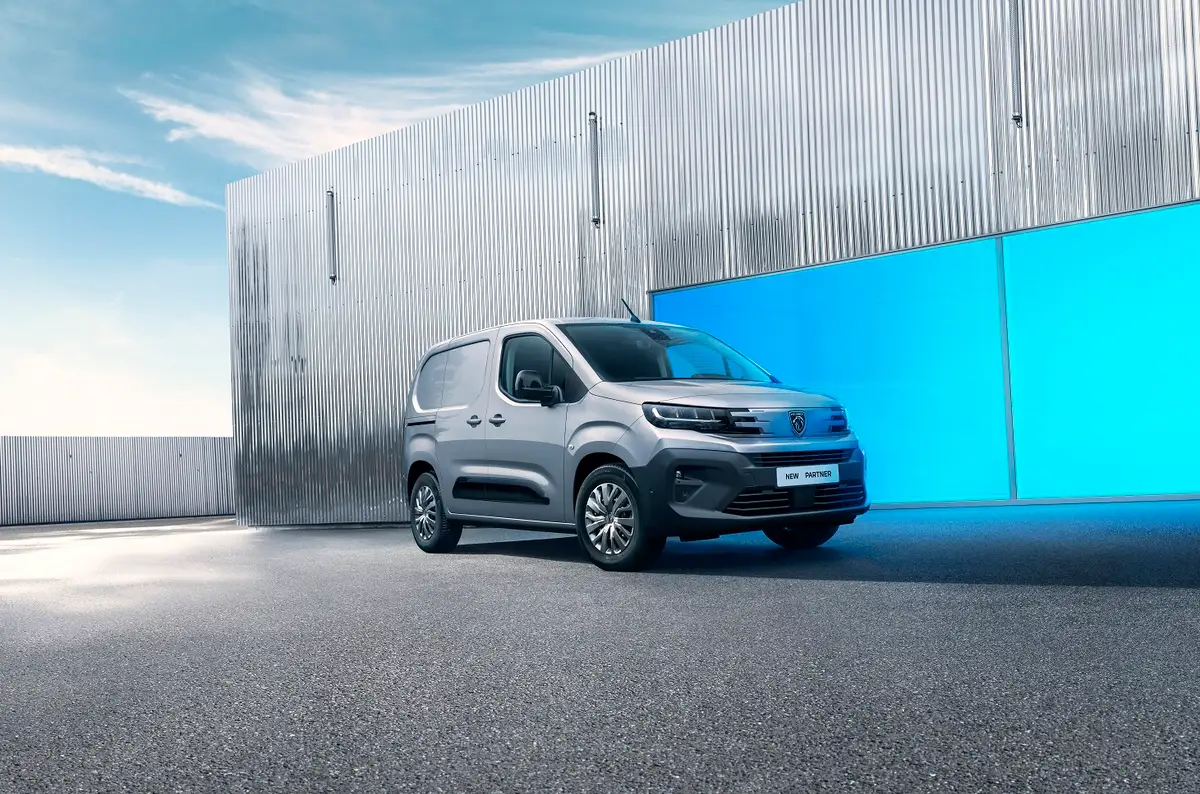 Бренд Peugeot показав оновлену дизельну модель Partner