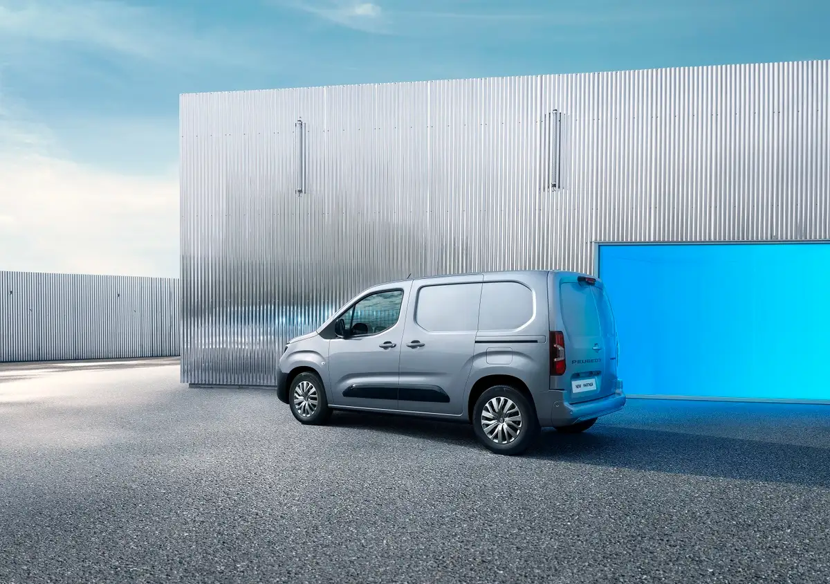 Бренд Peugeot показав оновлену дизельну модель Partner